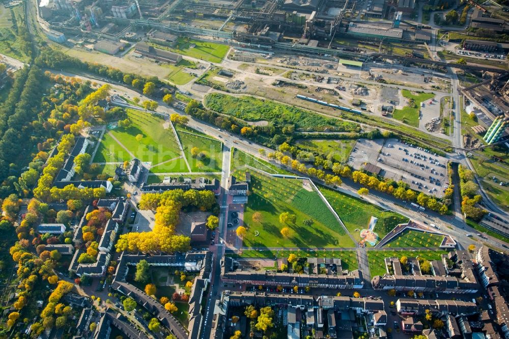 Duisburg von oben - Parkanlage am Grüngürtel Nord in Bruckhausen in Duisburg im Bundesland Nordrhein-Westfalen