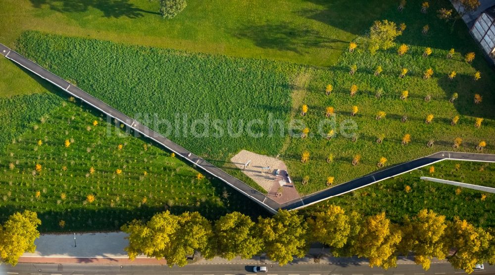 Duisburg von oben - Parkanlage am Grüngürtel Nord in Bruckhausen in Duisburg im Bundesland Nordrhein-Westfalen