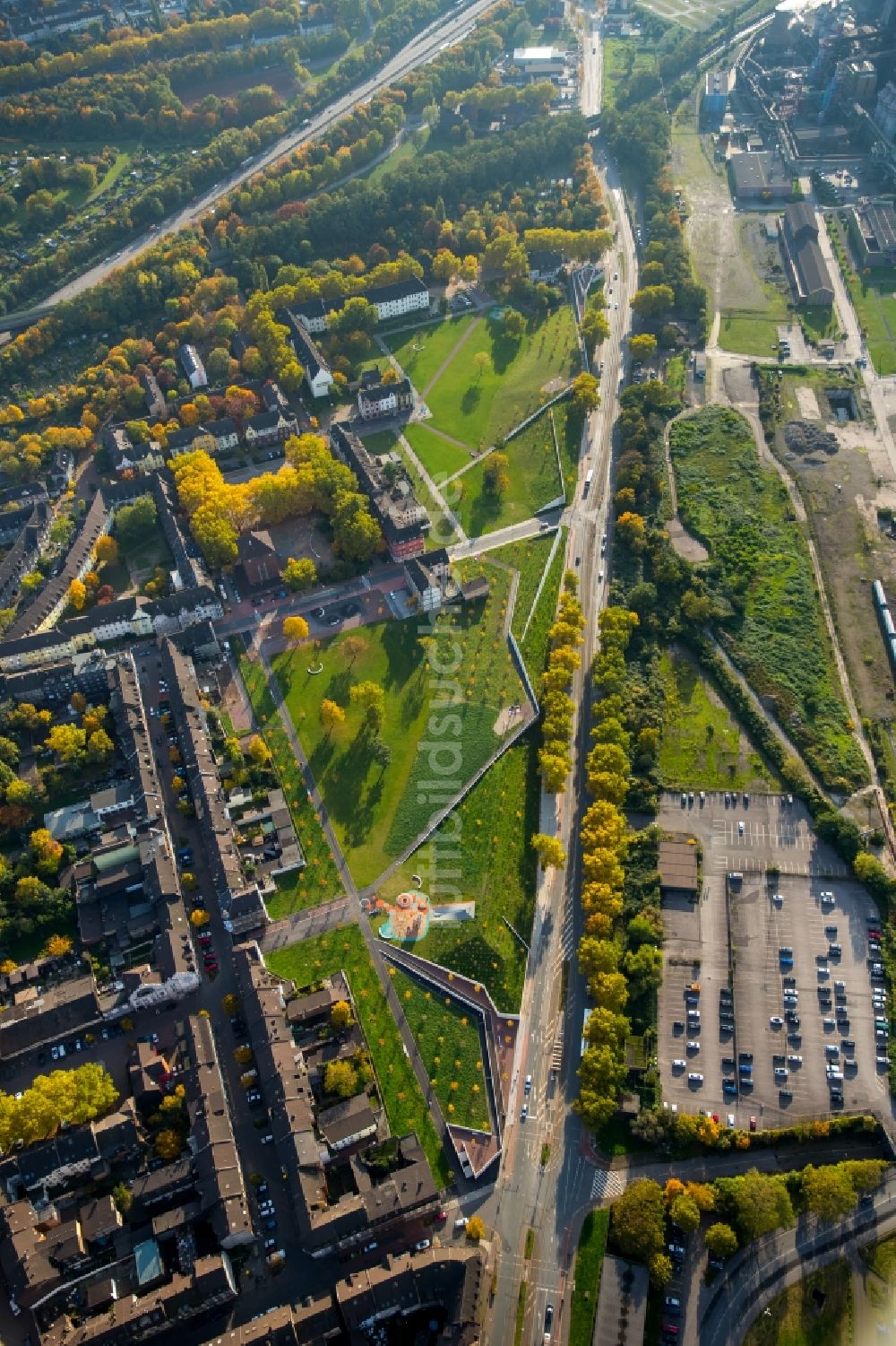 Duisburg aus der Vogelperspektive: Parkanlage am Grüngürtel Nord in Bruckhausen in Duisburg im Bundesland Nordrhein-Westfalen