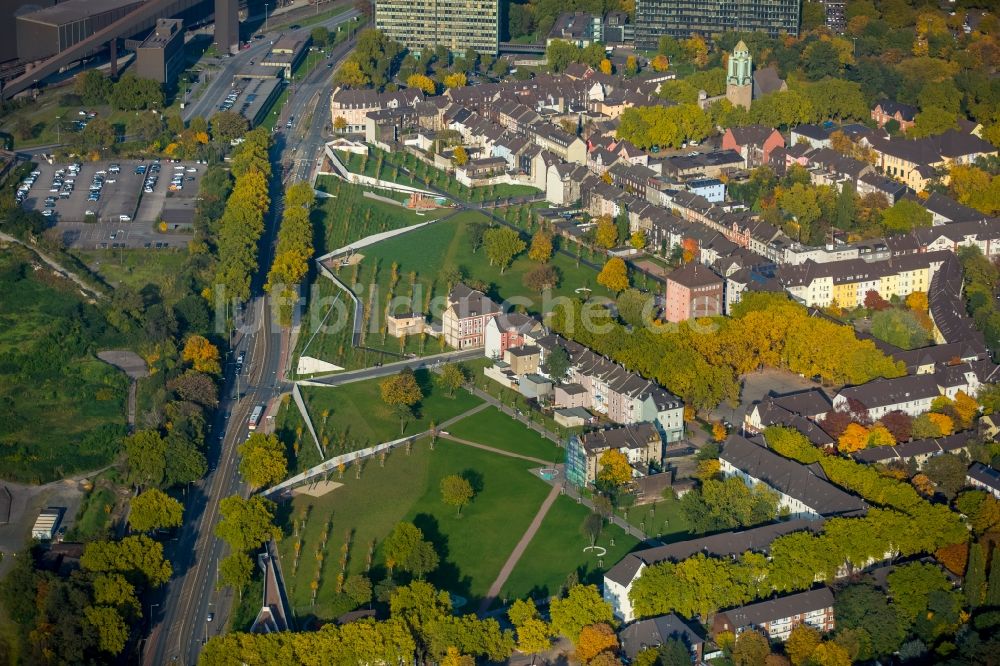 Luftaufnahme Duisburg - Parkanlage am Grüngürtel Nord in Bruckhausen in Duisburg im Bundesland Nordrhein-Westfalen