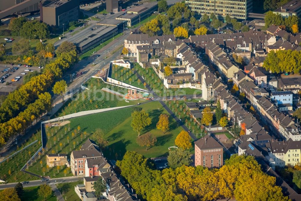 Duisburg von oben - Parkanlage am Grüngürtel Nord in Bruckhausen in Duisburg im Bundesland Nordrhein-Westfalen