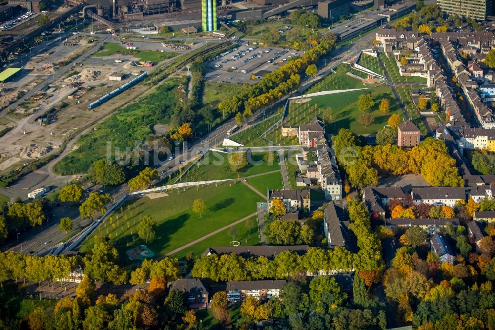 Duisburg aus der Vogelperspektive: Parkanlage am Grüngürtel Nord in Bruckhausen in Duisburg im Bundesland Nordrhein-Westfalen