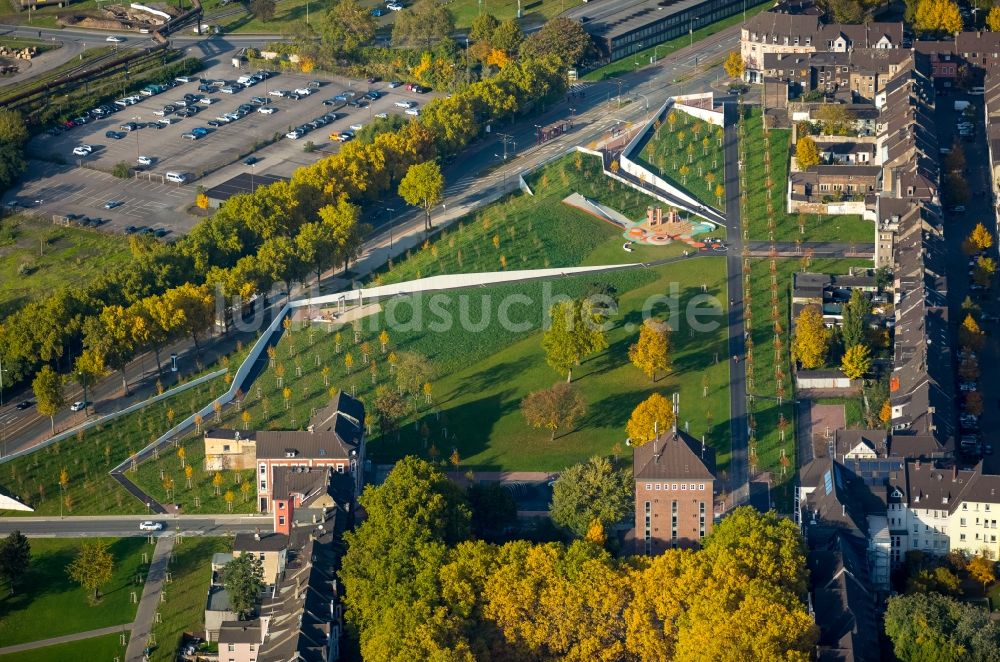 Luftbild Duisburg - Parkanlage am Grüngürtel Nord in Bruckhausen in Duisburg im Bundesland Nordrhein-Westfalen