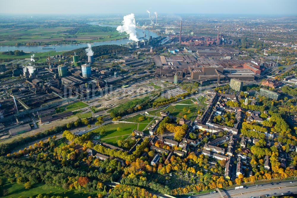 Luftaufnahme Duisburg - Parkanlage am Grüngürtel Nord in Bruckhausen in Duisburg im Bundesland Nordrhein-Westfalen