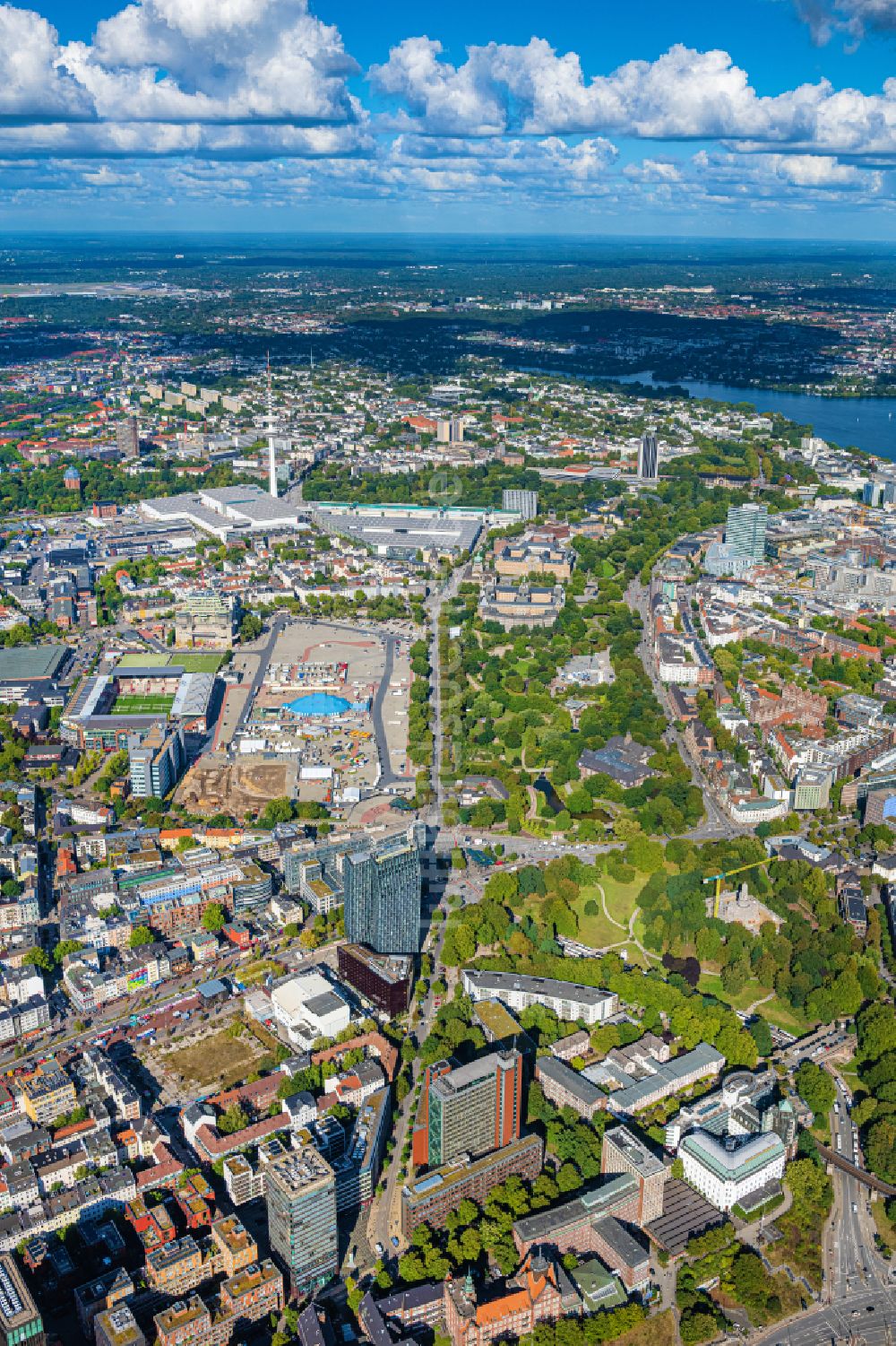 Hamburg von oben - Parkanlage Große Wallanlagen am Holstenwall in Hamburg