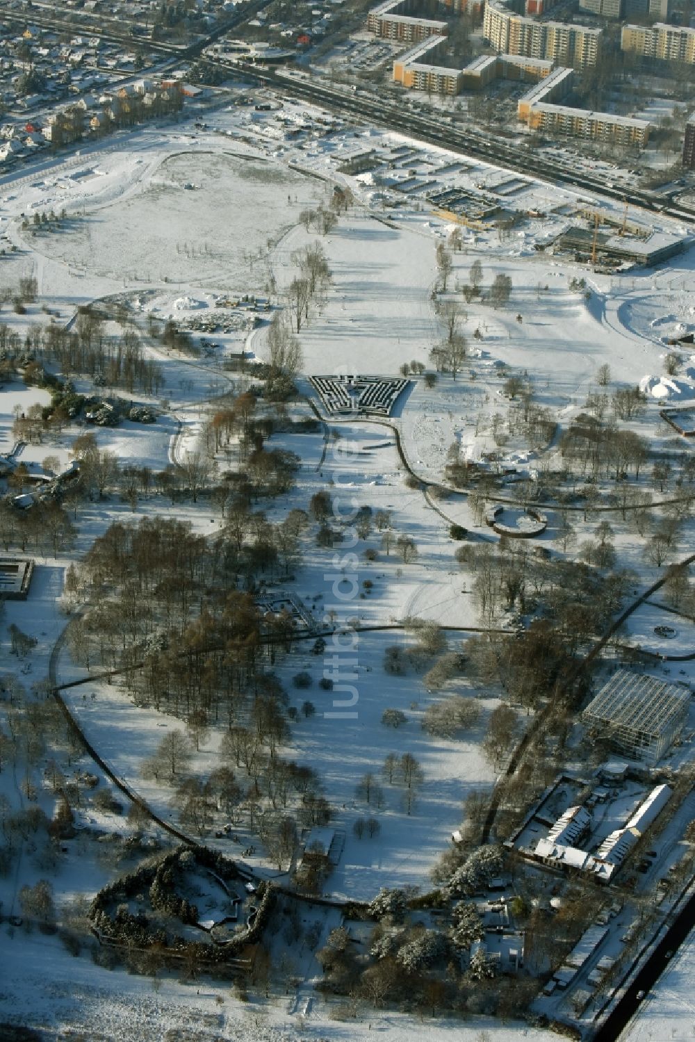 Berlin aus der Vogelperspektive: Parkanlage Gärten der Welt im winterlich schneebedeckten Erholungspark Marzahn an der Eisenacher Straße in Berlin