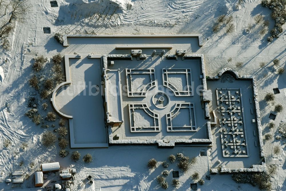 Luftbild Berlin - Parkanlage Gärten der Welt im winterlich schneebedeckten Erholungspark Marzahn an der Eisenacher Straße in Berlin