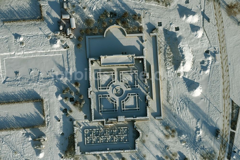 Berlin aus der Vogelperspektive: Parkanlage Gärten der Welt im winterlich schneebedeckten Erholungspark Marzahn an der Eisenacher Straße in Berlin