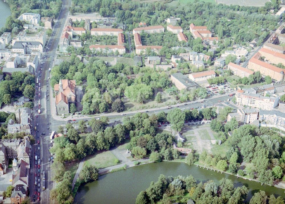 Berlin von oben - Parkanlage und Grundstück Am Generalshof am Ufer der Alten Spree in Berlin - Köpenick in Berlin