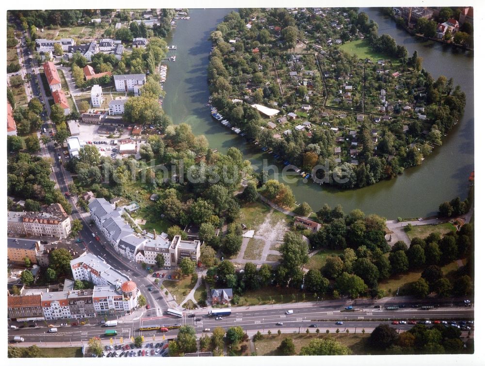 Berlin aus der Vogelperspektive: Parkanlage und Grundstück Am Generalshof am Ufer der Alten Spree in Berlin - Köpenick in Berlin