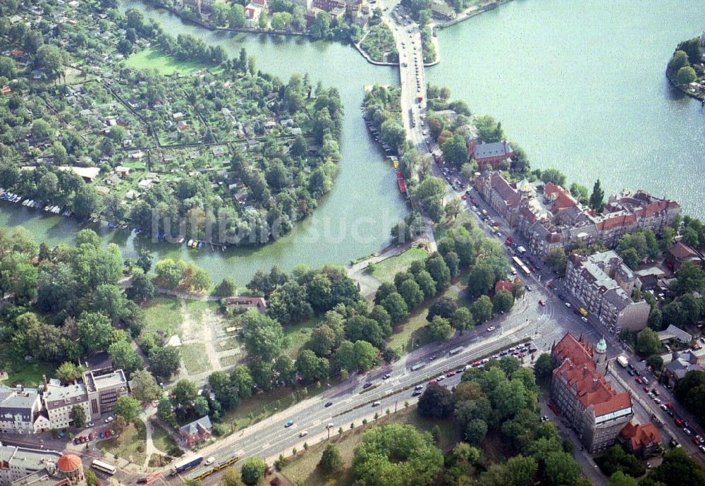 Luftbild Berlin - Parkanlage und Grundstück Am Generalshof am Ufer der Alten Spree in Berlin - Köpenick in Berlin