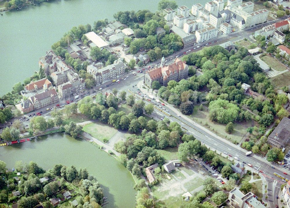 Berlin aus der Vogelperspektive: Parkanlage und Grundstück Am Generalshof am Ufer der Alten Spree in Berlin - Köpenick in Berlin