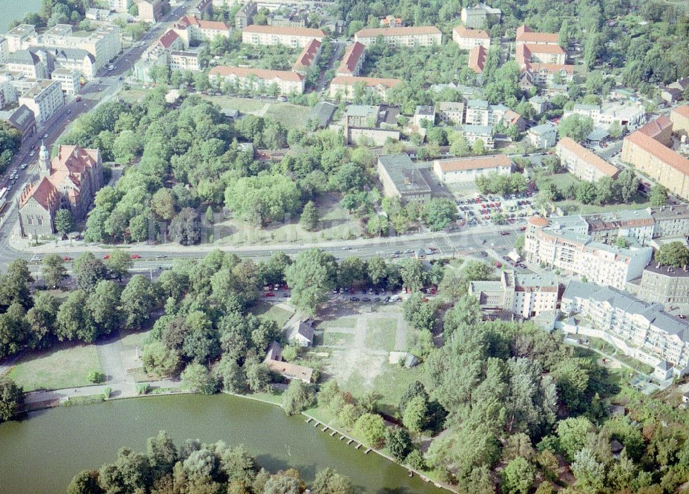 Luftaufnahme Berlin - Parkanlage und Grundstück Am Generalshof am Ufer der Alten Spree in Berlin - Köpenick in Berlin