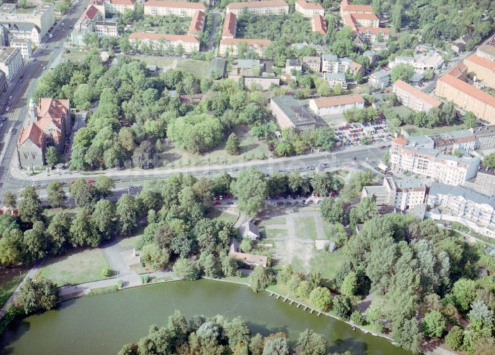 Berlin aus der Vogelperspektive: Parkanlage und Grundstück Am Generalshof am Ufer der Alten Spree in Berlin - Köpenick in Berlin