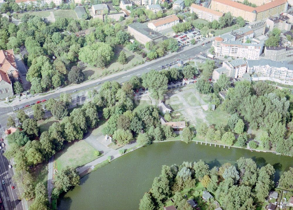 Luftbild Berlin - Parkanlage und Grundstück Am Generalshof am Ufer der Alten Spree in Berlin - Köpenick in Berlin