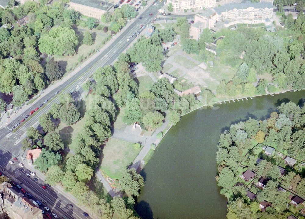 Berlin von oben - Parkanlage und Grundstück Am Generalshof am Ufer der Alten Spree in Berlin - Köpenick in Berlin