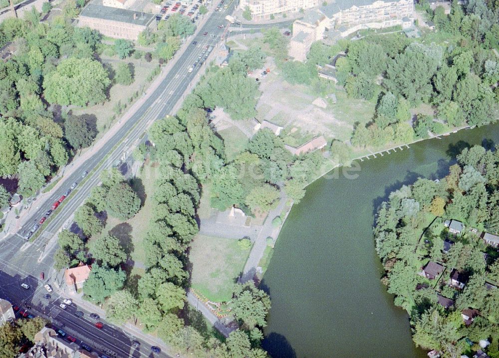 Berlin aus der Vogelperspektive: Parkanlage und Grundstück Am Generalshof am Ufer der Alten Spree in Berlin - Köpenick in Berlin