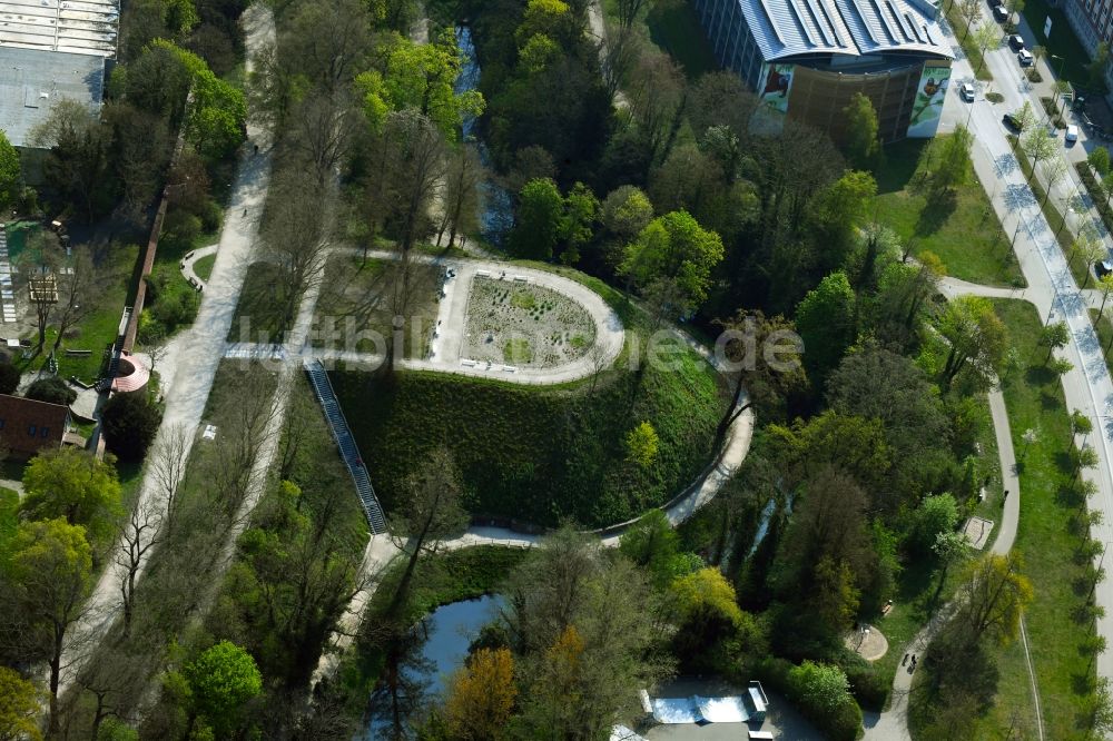 Luftaufnahme Rostock - Parkanlage mit Heubastion entlang der Stadtmauer in den Wallanlagen in Rostock im Bundesland Mecklenburg-Vorpommern, Deutschland