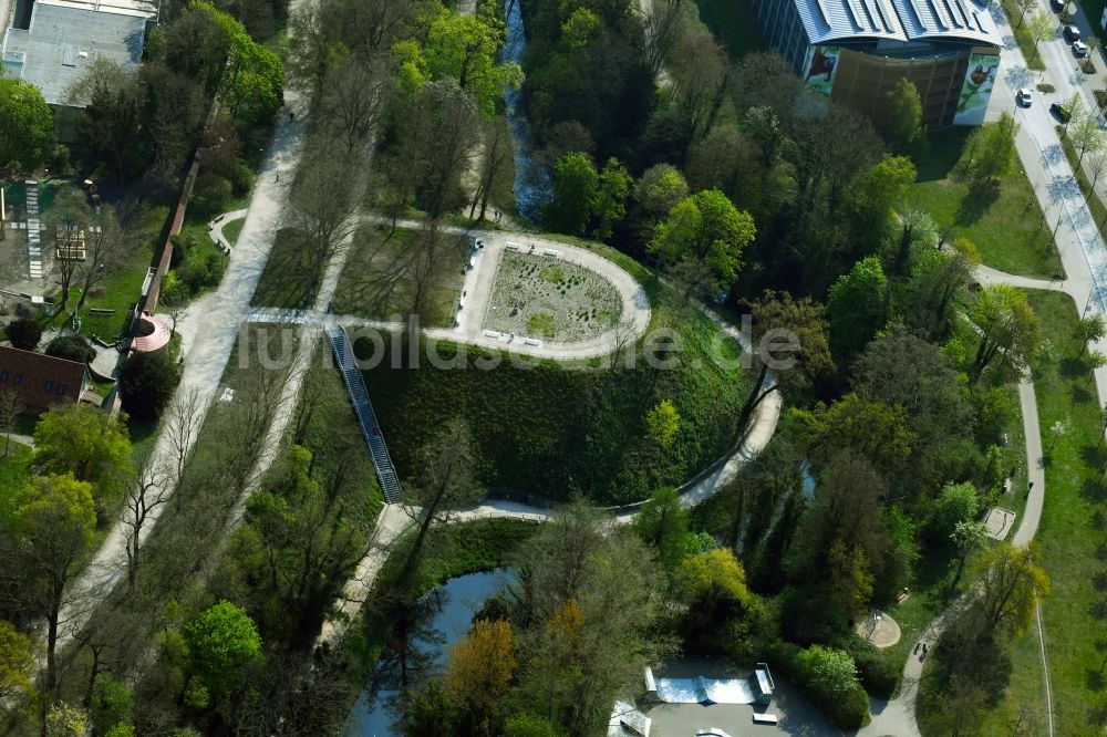 Rostock von oben - Parkanlage mit Heubastion entlang der Stadtmauer in den Wallanlagen in Rostock im Bundesland Mecklenburg-Vorpommern, Deutschland