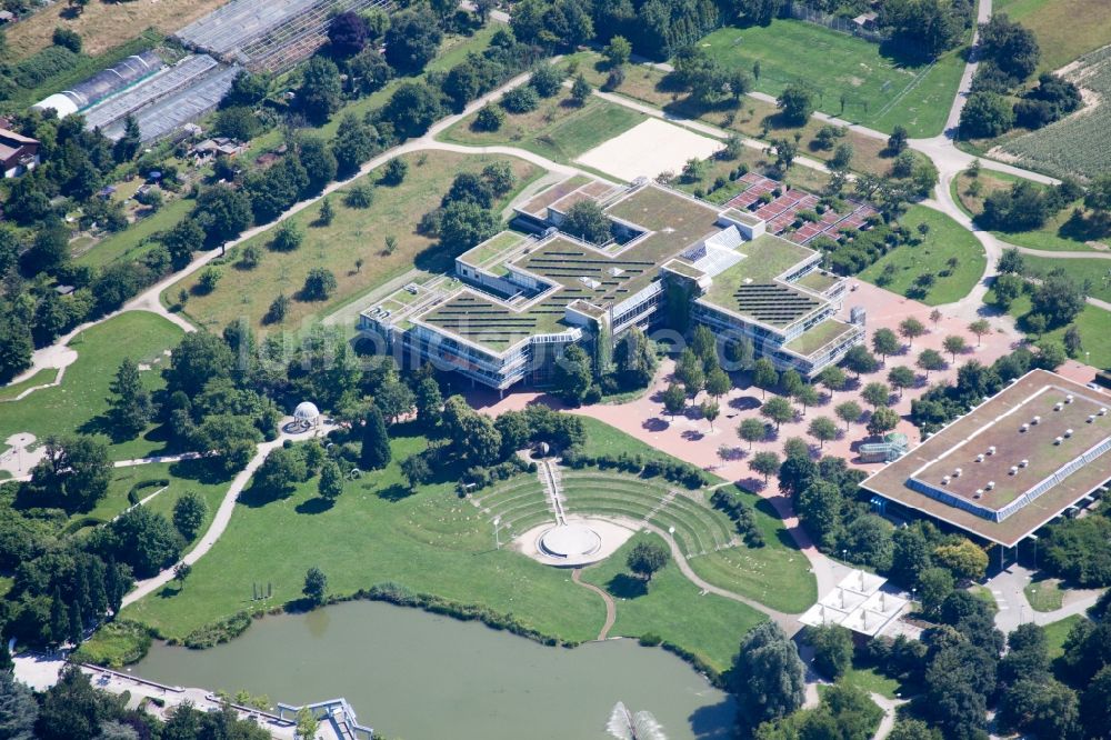 Luftaufnahme Ettlingen - Parkanlage Horbachpark mit Horbachsee, Anne-Frank Schule und Albgauhalle in Ettlingen im Bundesland Baden-Württemberg