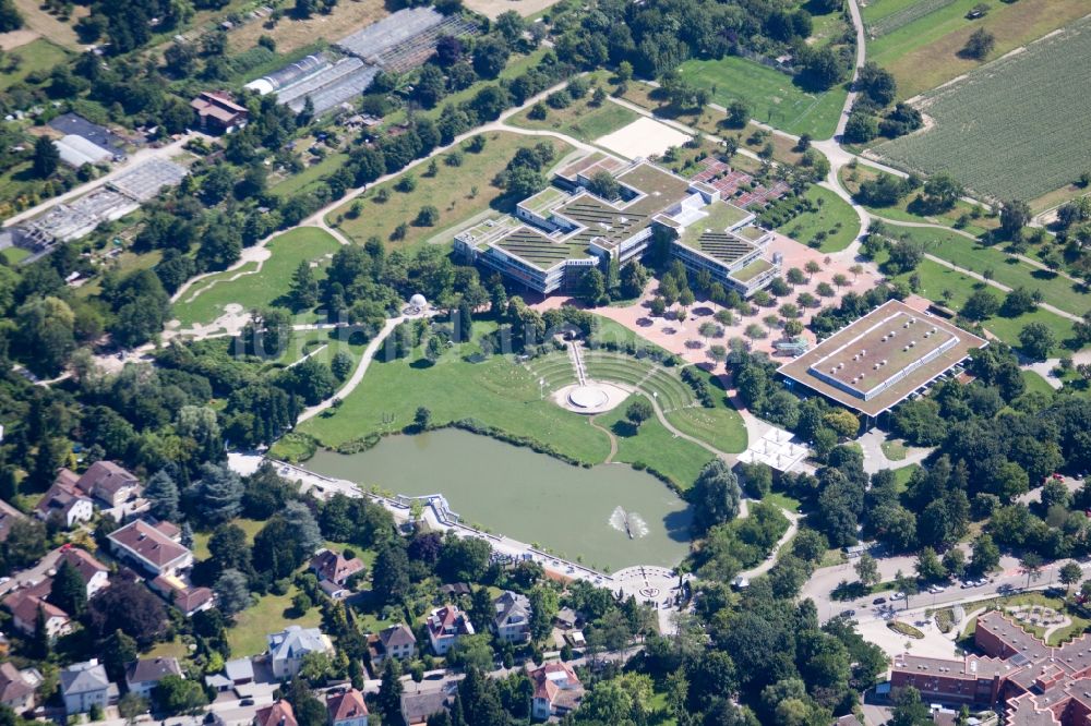 Ettlingen von oben - Parkanlage Horbachpark mit Horbachsee, Anne-Frank Schule und Albgauhalle in Ettlingen im Bundesland Baden-Württemberg