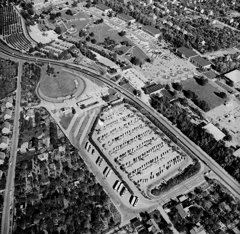 Luftaufnahme Erfurt - Parkanlage der Internationale Gartenbauausstellung (IGA) der Deutschen Demokratischen Republik in Erfurt im Bundesland Thüringen