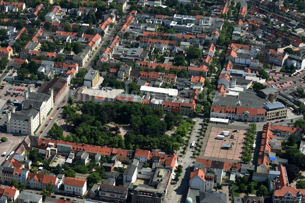 Bernburg (Saale) von oben - Parkanlage des Karlsplatzes in Bernburg (Saale) im Bundesland Sachsen-Anhalt