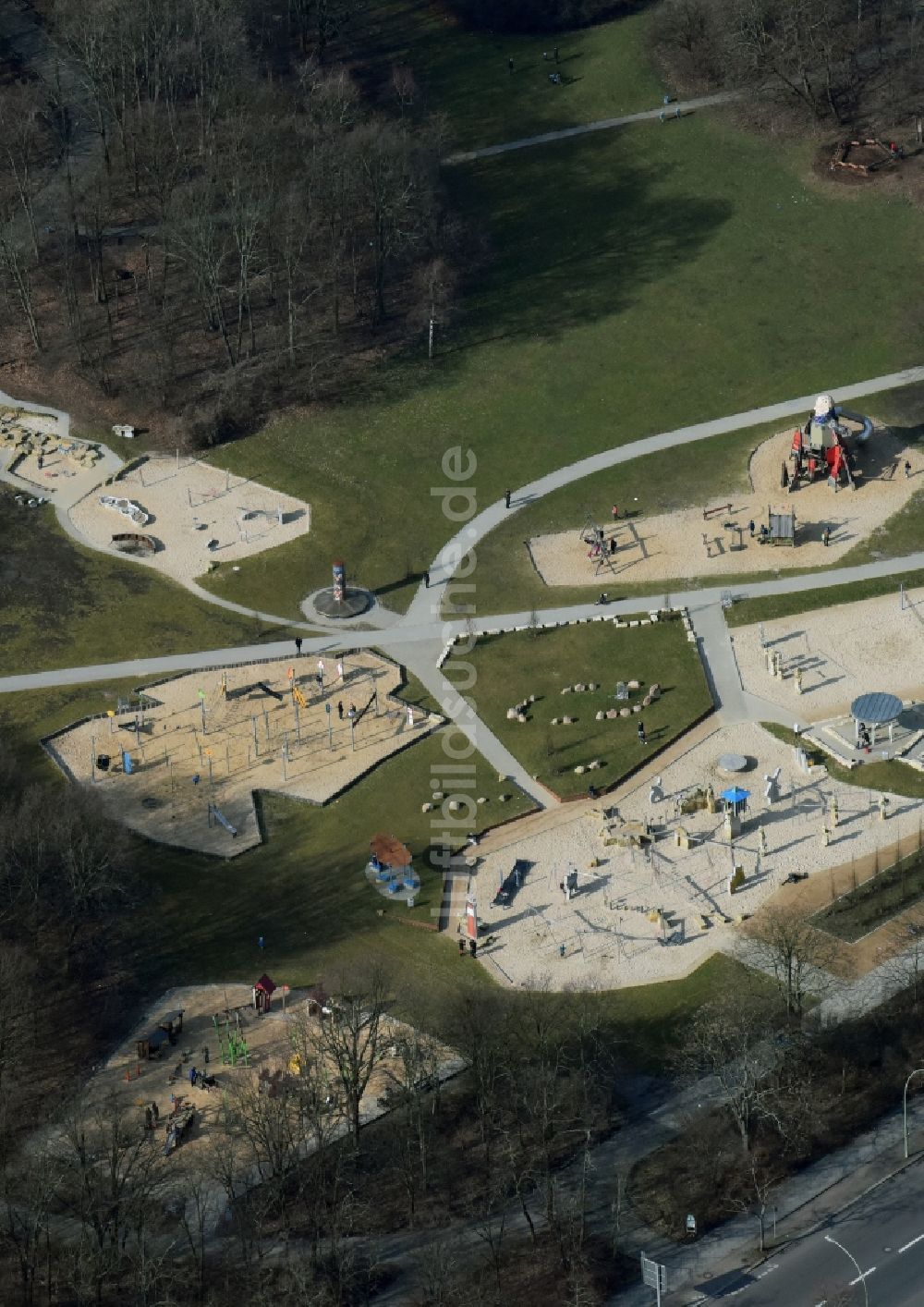 Luftbild Berlin - Parkanlage mit Kinderspielplatz an der Buschkrugallee in Berlin