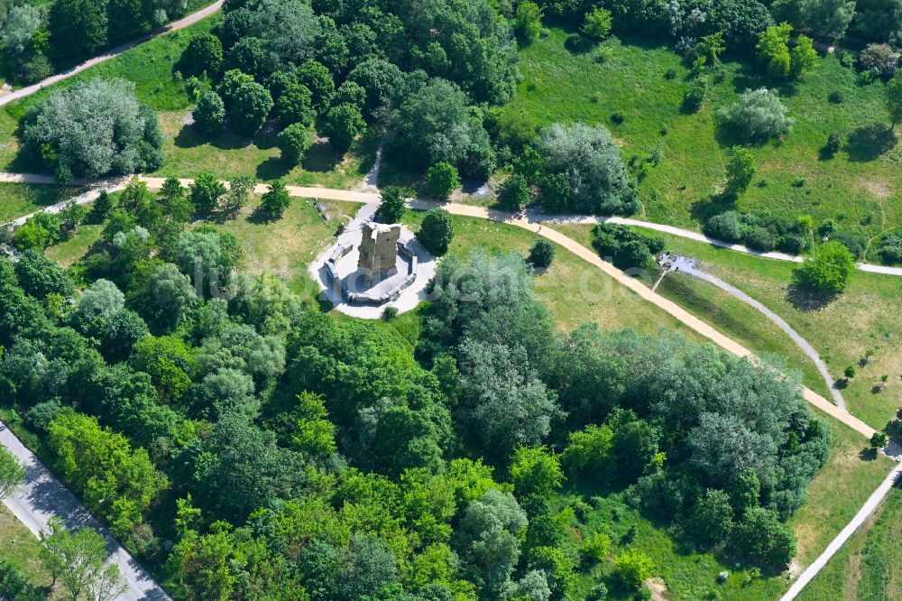 Berlin aus der Vogelperspektive: Parkanlage mit Kletterwand Wuhletalwächter in Berlin, Deutschland