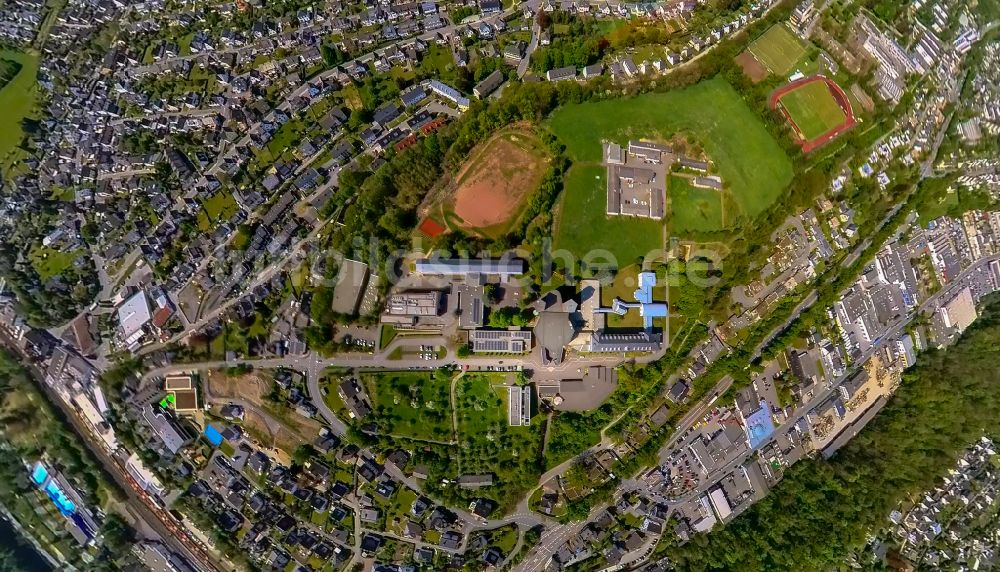 Luftbild Meschede - Parkanlage - Klostergarten des Klosters Abtei Königsmünster und des Gymnasium der Benediktiner am Klosterberg in Meschede im Bundesland Nordrhein-Westfalen, Deutschland