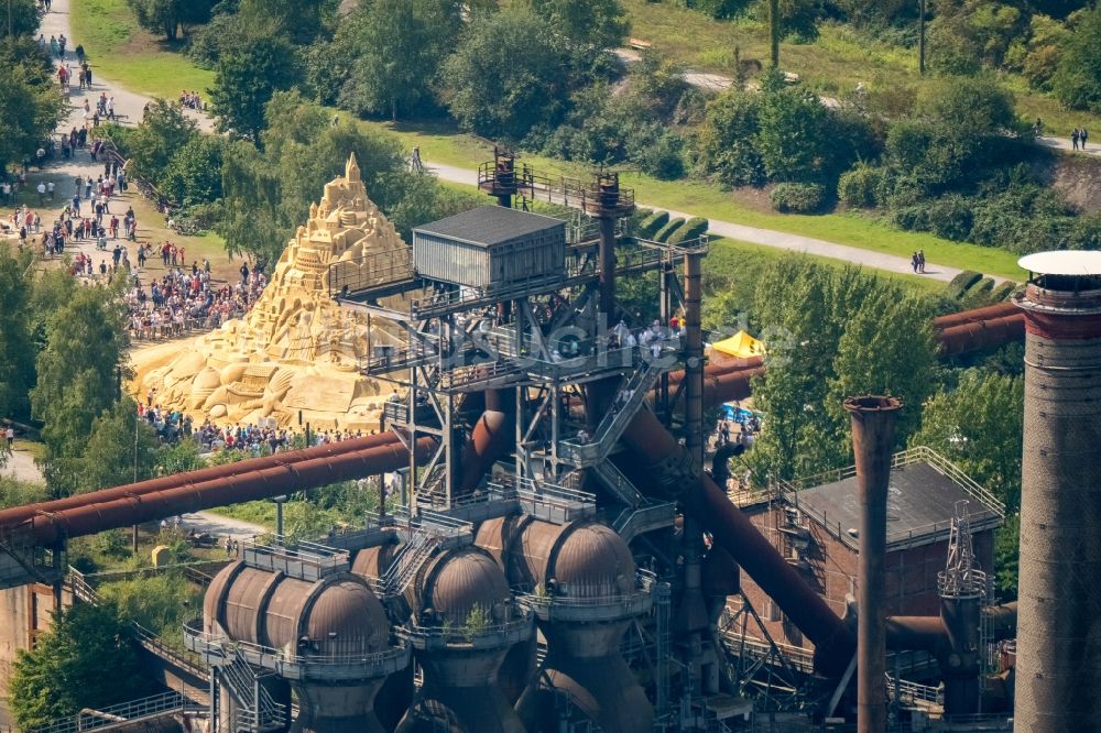 Duisburg von oben - Parkanlage Landschaftspark Duisburg-Nord mit dem Wettbewerb zur Welt- größten Sandburg im Ortsteil Meiderich-Beeck in Duisburg im Bundesland Nordrhein-Westfalen, Deutschland