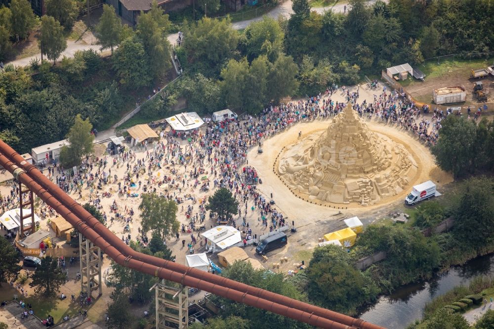 Luftaufnahme Duisburg - Parkanlage Landschaftspark Duisburg-Nord mit dem Wettbewerb zur Welt- größten Sandburg im Ortsteil Meiderich-Beeck in Duisburg im Bundesland Nordrhein-Westfalen, Deutschland