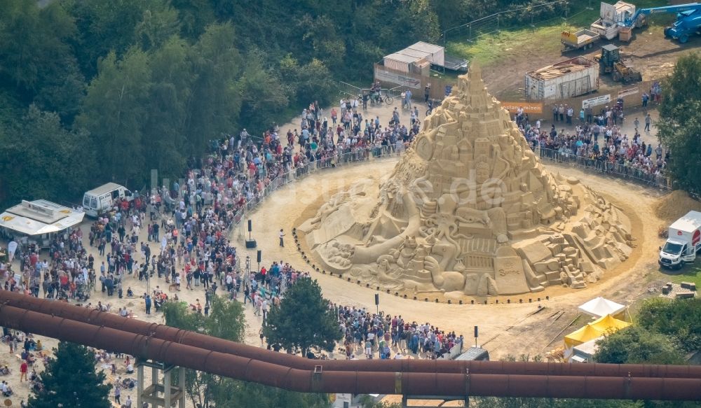 Luftaufnahme Duisburg - Parkanlage Landschaftspark Duisburg-Nord mit dem Wettbewerb zur Welt- größten Sandburg im Ortsteil Meiderich-Beeck in Duisburg im Bundesland Nordrhein-Westfalen, Deutschland