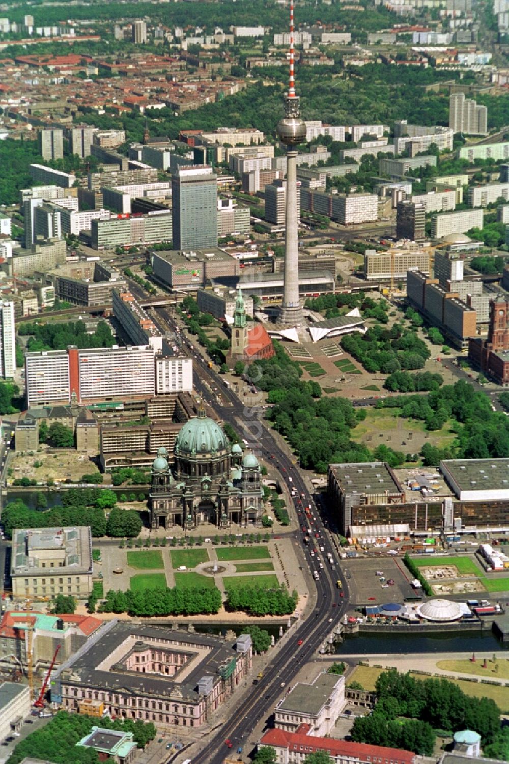 Luftaufnahme Berlin - Parkanlage Lustgarten und das Alte Museum neben dem Berliner Dom auf der Museumsinsel in Berlin-Mitte