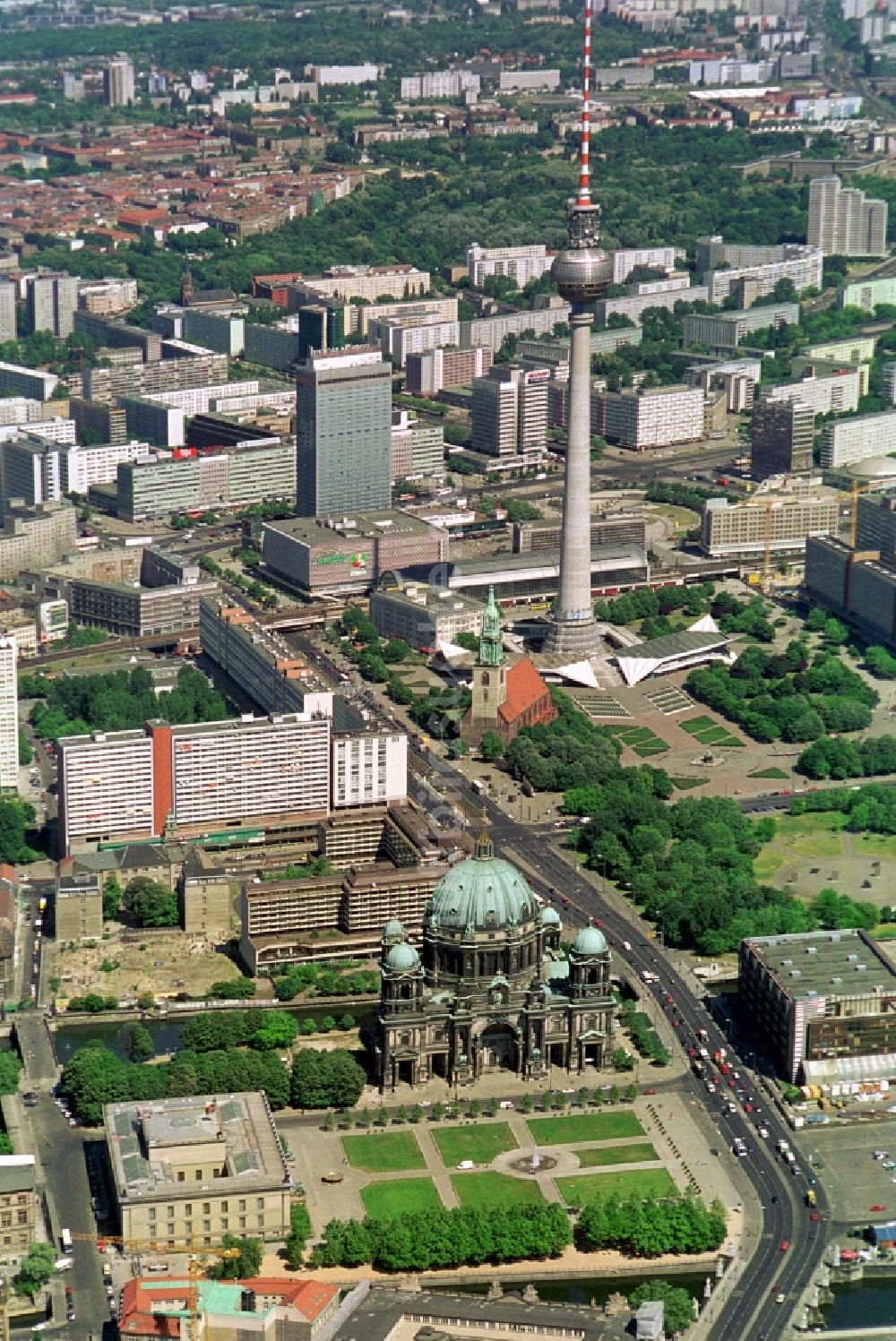 Berlin von oben - Parkanlage Lustgarten und das Alte Museum neben dem Berliner Dom auf der Museumsinsel in Berlin-Mitte