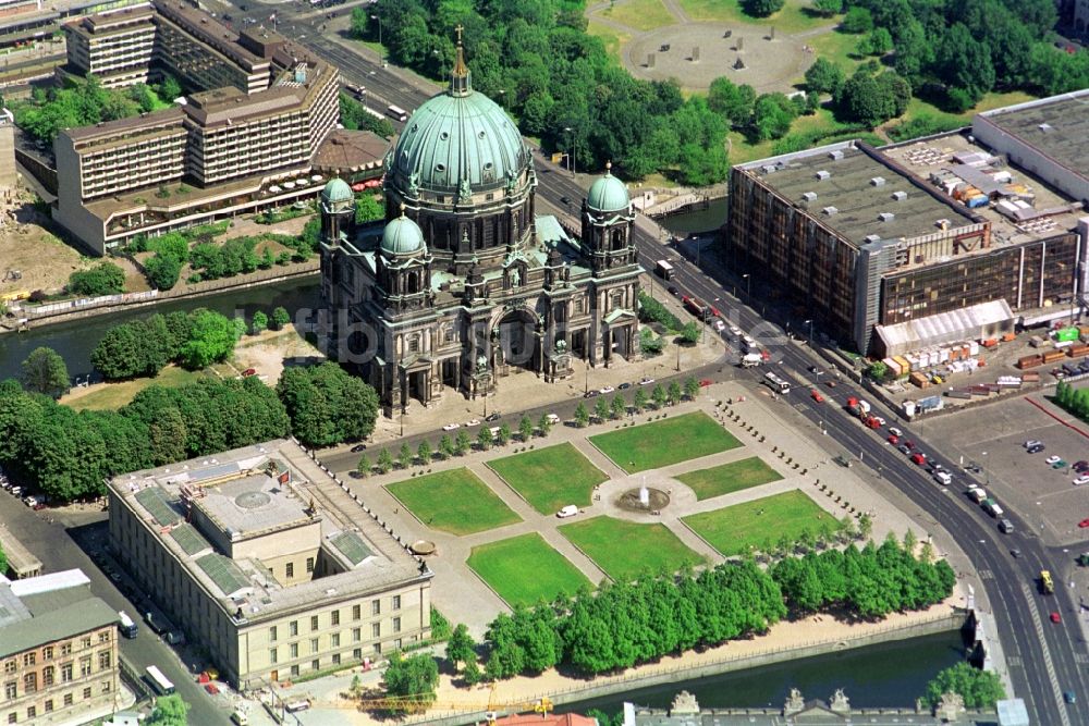 Berlin aus der Vogelperspektive: Parkanlage Lustgarten und das Alte Museum neben dem Berliner Dom auf der Museumsinsel in Berlin-Mitte