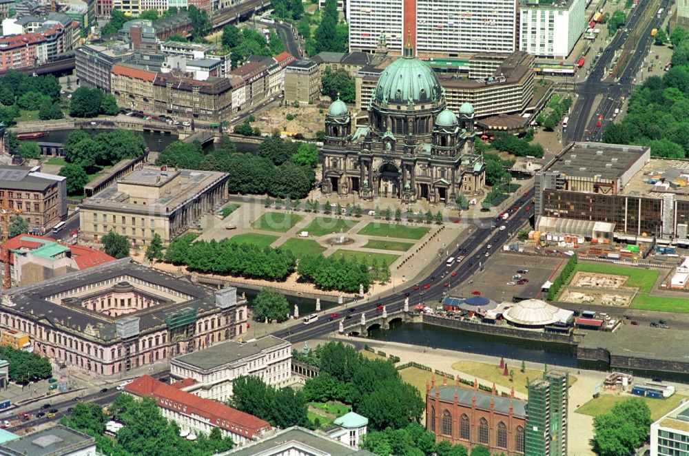 Luftaufnahme Berlin - Parkanlage Lustgarten und das Alte Museum neben dem Berliner Dom auf der Museumsinsel in Berlin-Mitte