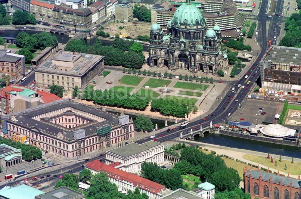 Berlin von oben - Parkanlage Lustgarten und das Alte Museum neben dem Berliner Dom auf der Museumsinsel in Berlin-Mitte