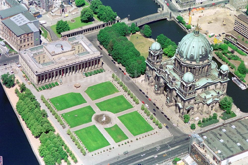 Luftaufnahme Berlin - Parkanlage Lustgarten und das Alte Museum neben dem Berliner Dom auf der Museumsinsel in Berlin-Mitte