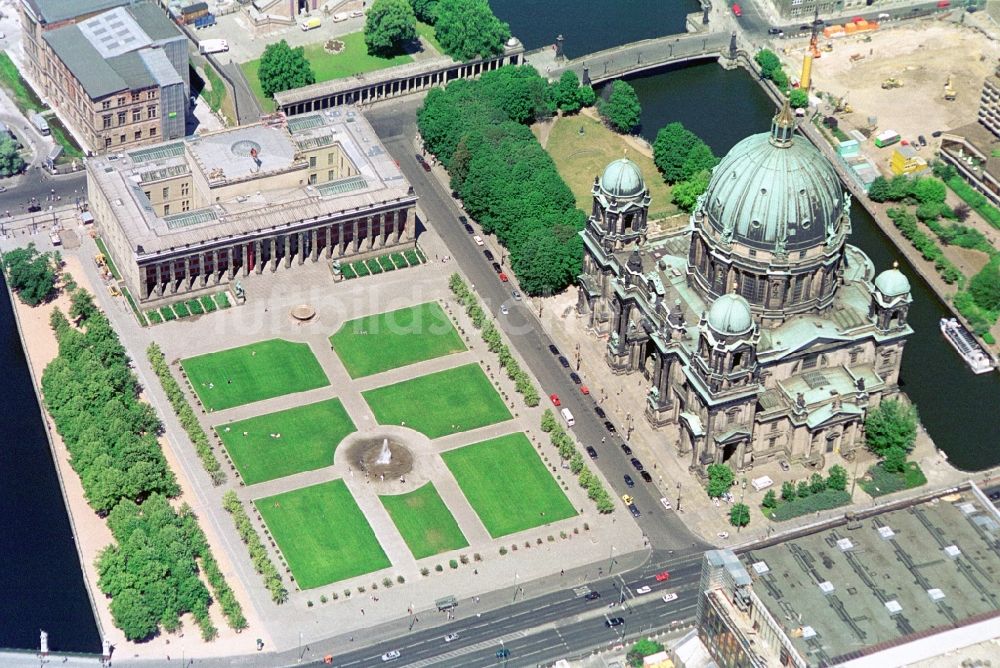 Berlin von oben - Parkanlage Lustgarten und das Alte Museum neben dem Berliner Dom auf der Museumsinsel in Berlin-Mitte