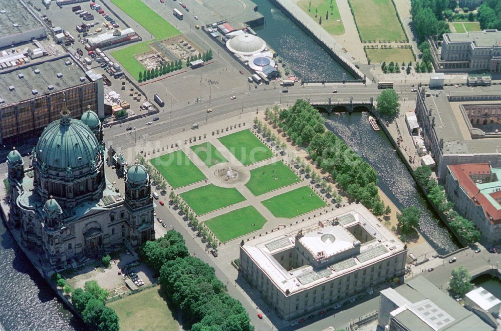 Berlin aus der Vogelperspektive: Parkanlage Lustgarten und das Alte Museum neben dem Berliner Dom auf der Museumsinsel in Berlin-Mitte