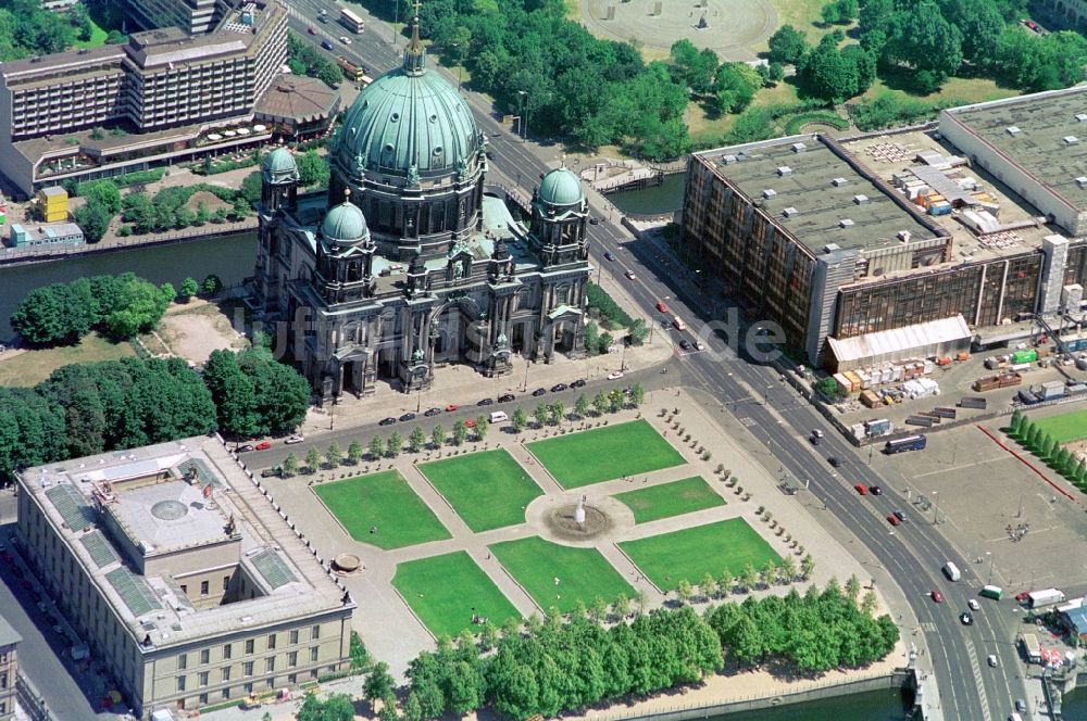 Luftbild Berlin - Parkanlage Lustgarten und das Alte Museum neben dem Berliner Dom auf der Museumsinsel in Berlin-Mitte