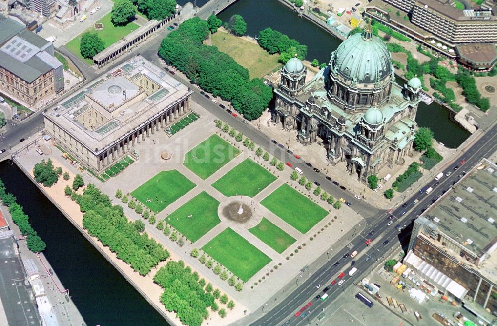 Luftaufnahme Berlin - Parkanlage Lustgarten und das Alte Museum neben dem Berliner Dom auf der Museumsinsel in Berlin-Mitte