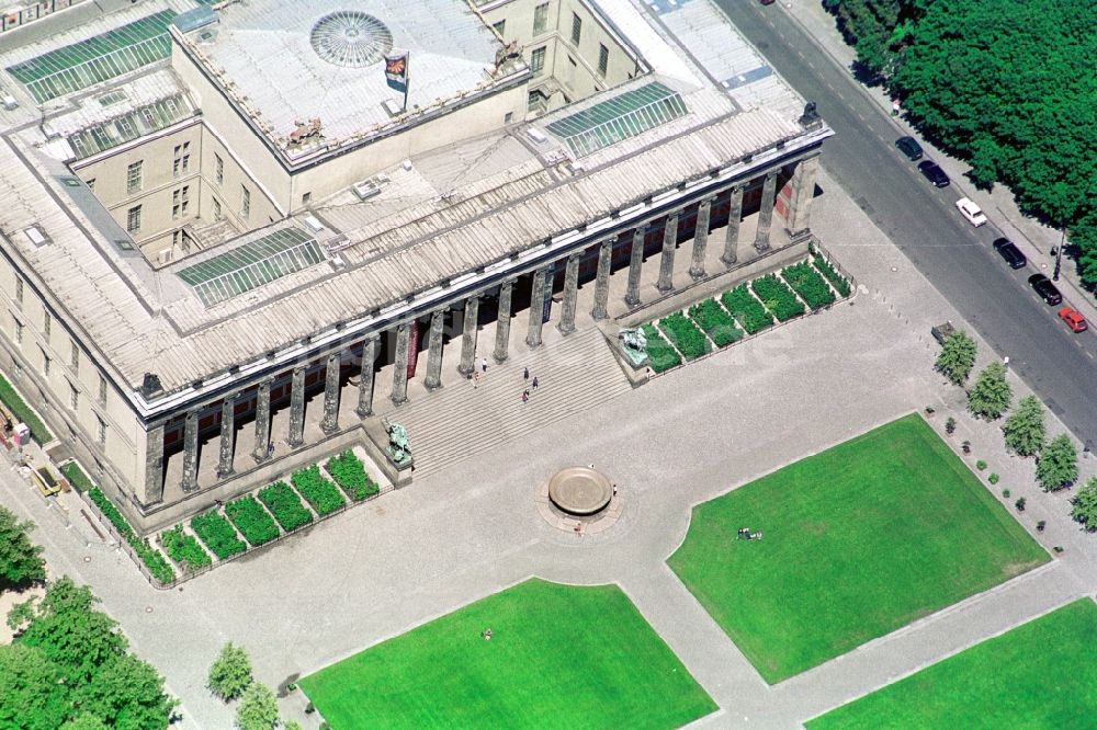 Berlin von oben - Parkanlage Lustgarten und das Alte Museum neben dem Berliner Dom auf der Museumsinsel in Berlin-Mitte