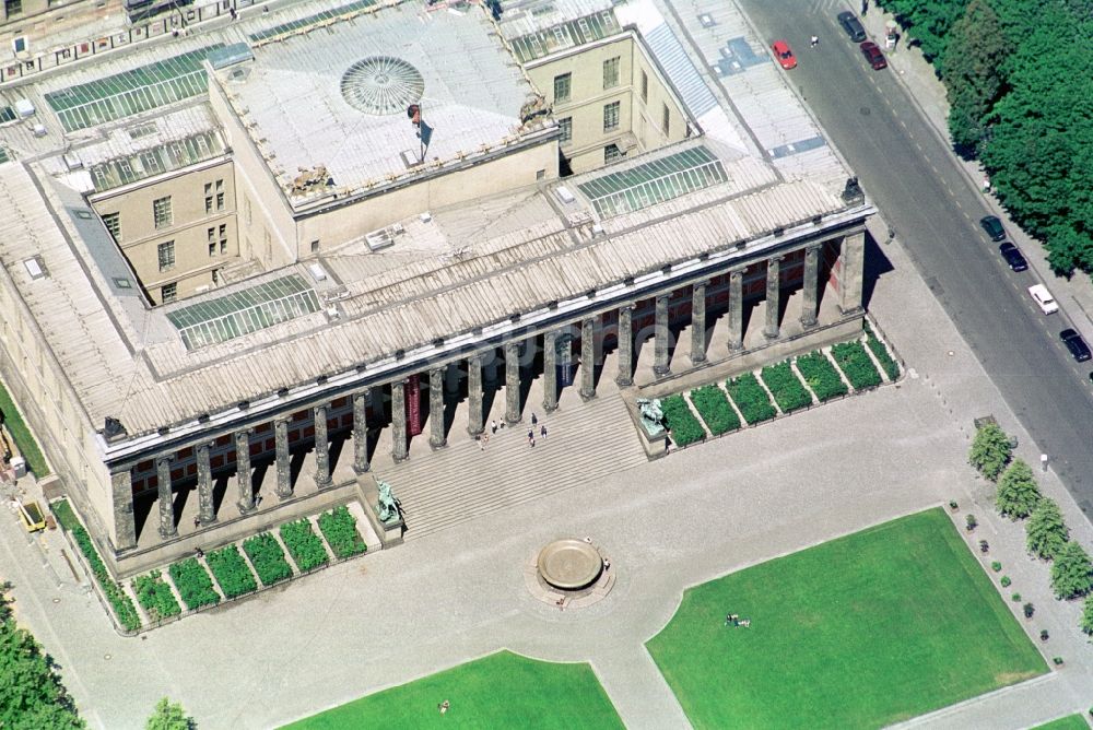 Berlin aus der Vogelperspektive: Parkanlage Lustgarten und das Alte Museum neben dem Berliner Dom auf der Museumsinsel in Berlin-Mitte