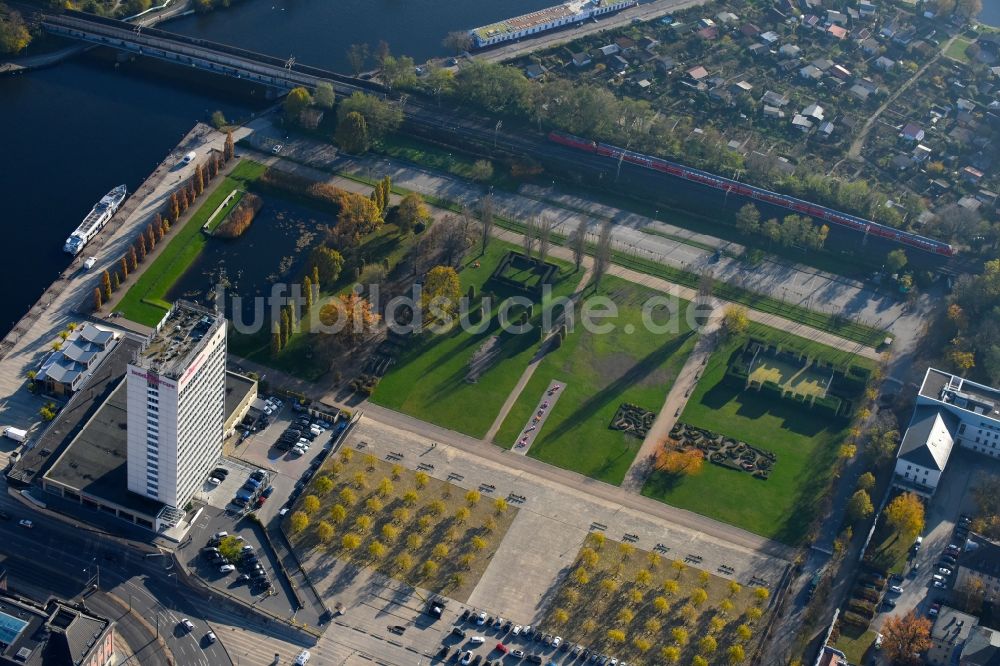 Potsdam von oben - Parkanlage Lustgarten am Ufer der Havel im Ortsteil Innenstadt in Potsdam im Bundesland Brandenburg, Deutschland