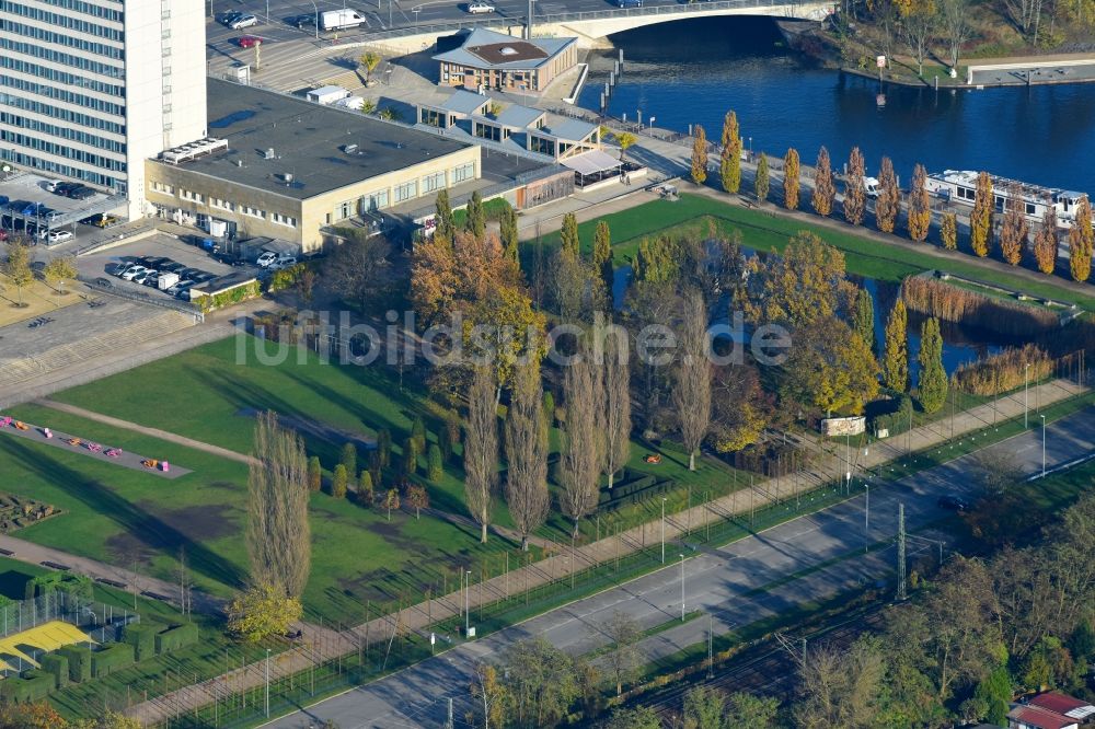 Potsdam von oben - Parkanlage Lustgarten am Ufer der Havel im Ortsteil Innenstadt in Potsdam im Bundesland Brandenburg, Deutschland