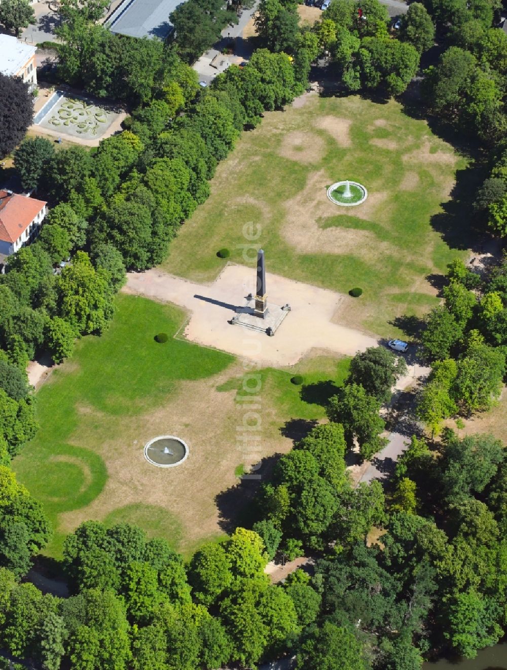 Braunschweig aus der Vogelperspektive: Parkanlage Löwenwall mit dem Obelisk auf dem Löwenwall in Braunschweig im Bundesland Niedersachsen, Deutschland