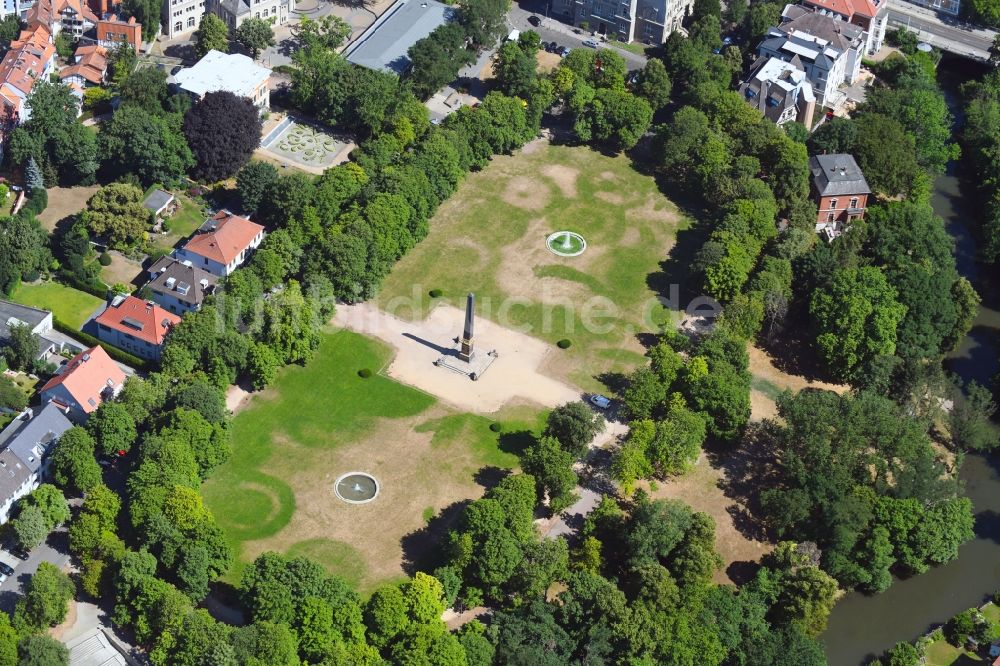 Luftbild Braunschweig - Parkanlage Löwenwall mit dem Obelisk auf dem Löwenwall in Braunschweig im Bundesland Niedersachsen, Deutschland