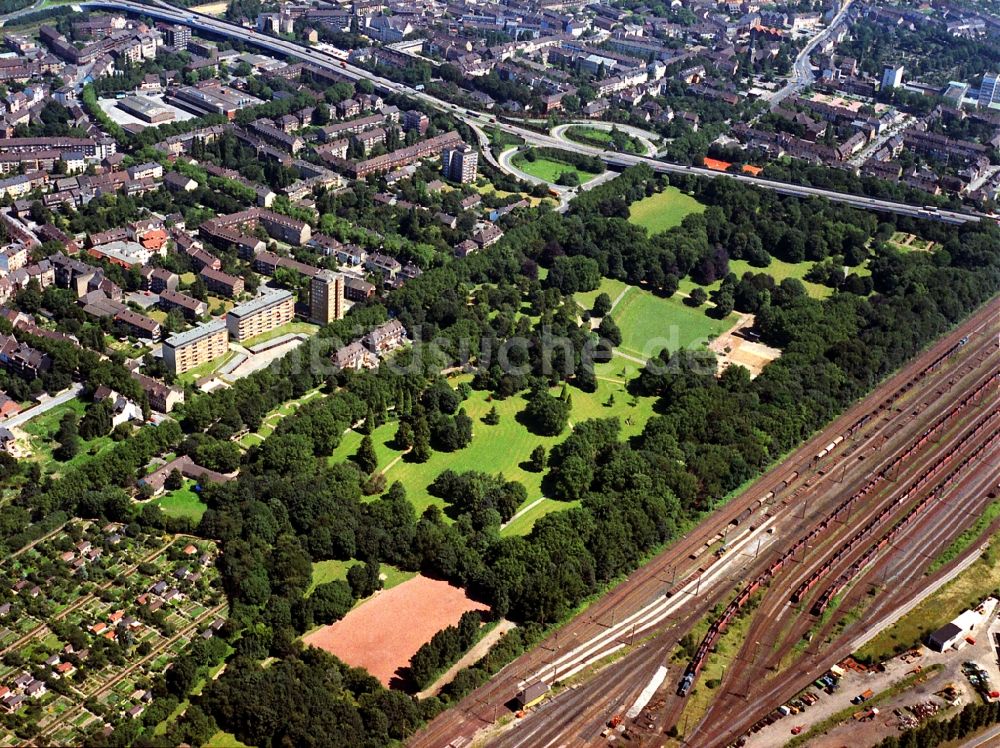 Duisburg von oben - Parkanlage Meidericher Stadtpark in Duisburg im Bundesland Nordrhein-Westfalen